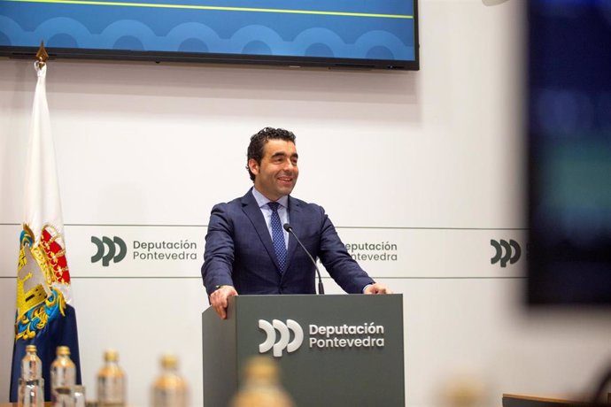 El presidente de la Diputación de Pontevedra, Luis López, en rueda de prensa.