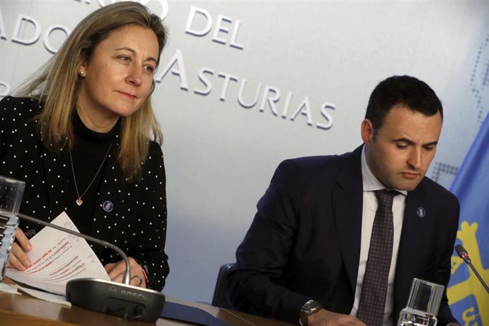 La consejera de Educación, Lydia Espina y el portavoz del  Gobierno, Guillermo Peláez en rueda de prensa.