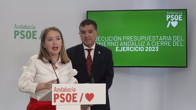 La portavoz de Economía y Hacienda del PSOE-A, Alicia Murillo, y el secretario de Transformación Económica y Digital del PSOE-A, Gaspar Llanes, en rueda de prensa.