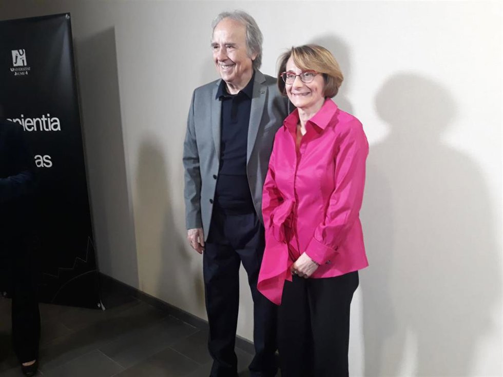 Joan Manuel Serrat junto a la rectora de la UJI, Eva Alcón