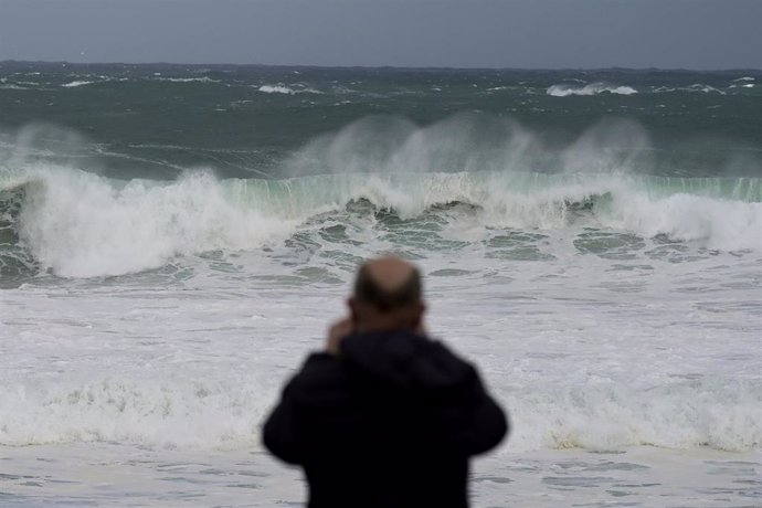 Un hombre observa las olas durante el frente meteorológico, a 23 de febrero de 2024, en A Coruña, Galicia (España).