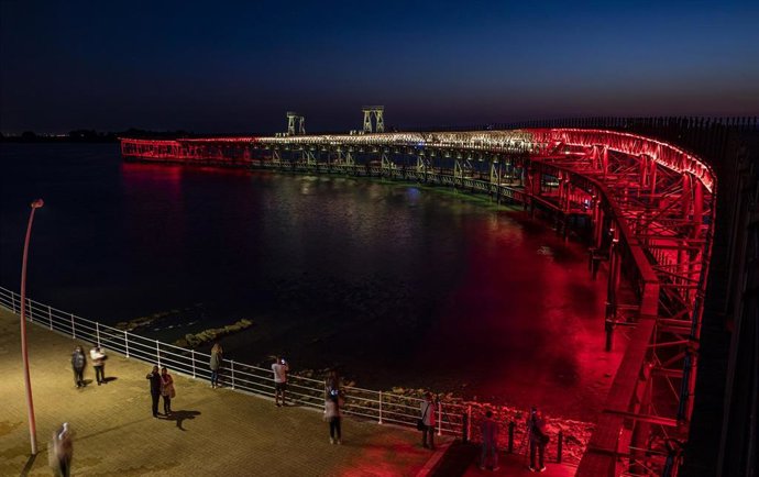 Archivo - Imagen del Muelle del Tinto iluminado con coleres de banderas.