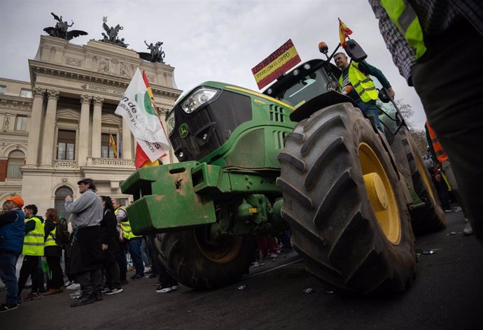 Un agricultor protesta sobre su tractor frente al Ministerio de Agricultura durante la decimosexta jornada de protestas de los tractores en las carreteras españolas, a 21 de febrero de 2024