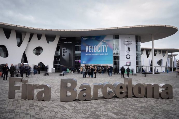 Archivo - Letras en las que se lee: 'Fira Barcelona', en una de las entradas del Mobile World Congress (MWC) 2023, a 28 de febrero de 2023, en L'Hospitalet de Llobregat, Barcelona, Catalunya (España). 