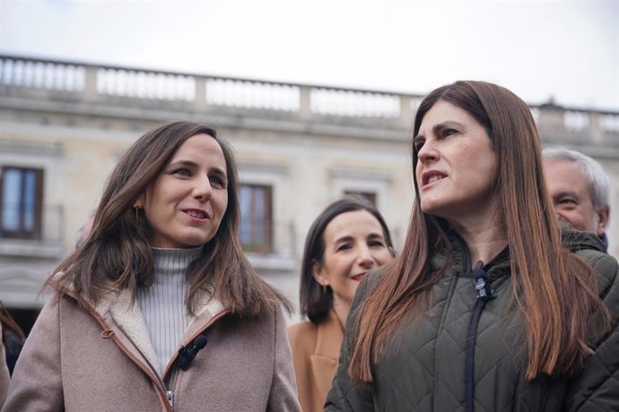 La secretaria general de Podemos, Ione Belarra (1i), muestra su apoyo a la candidata de Elkarrekin Podemos a lehendakari, Miren Gorrotxategi (1d) durante una visita a Vitoria-Gasteiz
