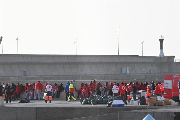 Archivo - Decenas de migrantes son atendidos por los equipos de Emergencias de Canarias, en el Puerto de La Estaca. Imagen de archivo.