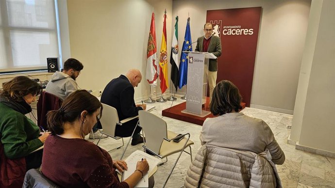 El alcalde de Cáceres, Rafael Mateos, en rueda de prensa este viernes
