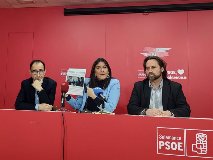 La secretaria de Organización del PSOECYL, Ana Sánchez (c), en la sede del PSOE de Salamanca
