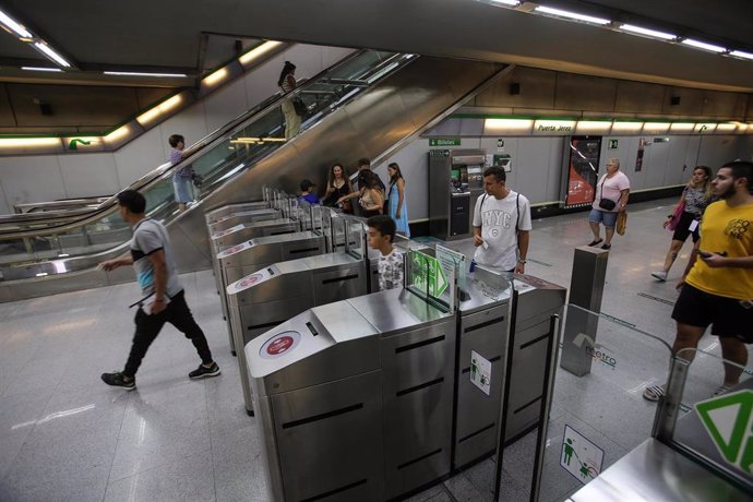 Archivo - Viajeros Metro de Sevilla.