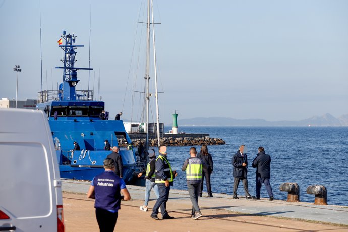 El puerto de Vigo recibe un velero que navega escoltado por el buque de Vigilancia Aduanera 'Petrel'