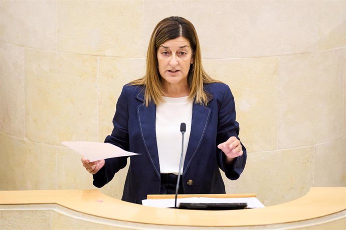 Archivo - La presidenta de la Comunidad Autónoma de Cantabria, María José Sáenz de Buruaga Gómez, durante una sesión en el Parlamento regional