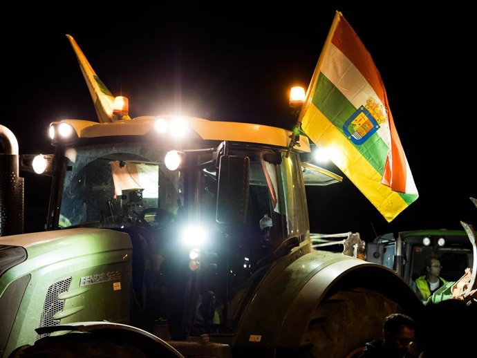 Tractores acceden al centro de Logroño por la calle Chile hasta Gran vía en una manifestación durante la décimo tercera jornada de protestas de los tractores en las carreteras españolas, a 18 de febrero de 2024, en Logroño, La Rioja (España). 