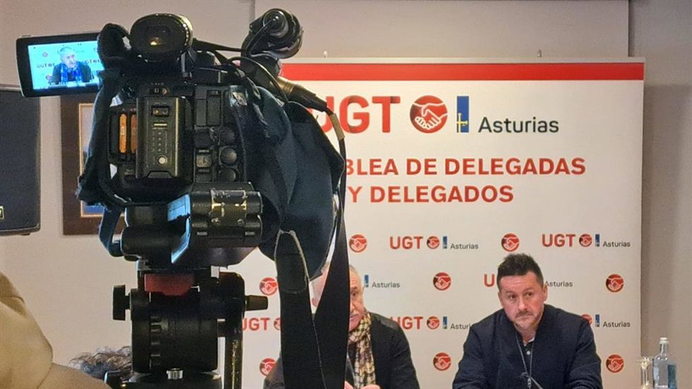 Javier Fernández Lanero, a la izquierda