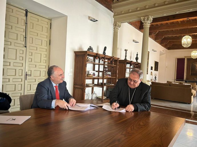El director territorial de CaixaBank en Andalucía, Juan Ignacio Zafra, y el arzobispo de Granada, José María Gil Tamayo.