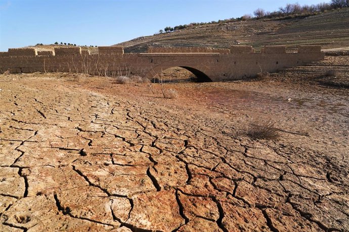Los restos del antiguo pueblo de Peñarubia han quedado al descubierto por la ausencia de agua en el embalse de Guadalteba a causa de la extrema sequía, a 3 de febrero de 2024 en Málaga, Andalucía, (España). 