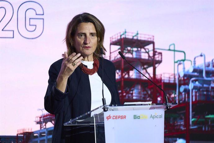 La vicepresidenta tercera y ministra para la Transición Ecológica y Reto Demográfico, Teresa Ribera, interviene durante la colocación de la primera piedra de la nueva planta de biocombustibles de Cepsa en el Parque Energético Cepsa - La Rábida, a 23 de fe