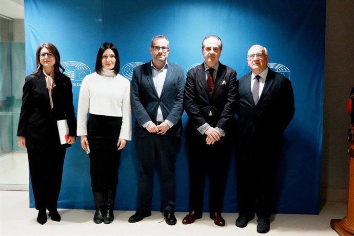 Los eurodiputados Iban García del Blanco y Javier Zarzalejos junto a otros participantes en la jornada sobre la futura Ley europea de Inteligencia Artificial celebrada en Bilbao