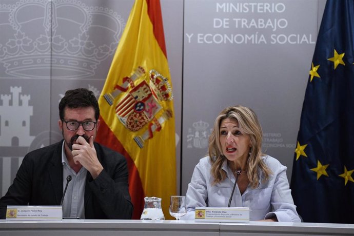 Archivo - El secretario de Estado de Trabajo, Joaquín Rey y la vicepresidenta segunda y ministra de Trabajo y Economía Social, Yolanda Díaz, en una imagen de archivo