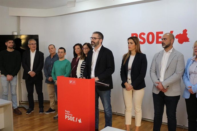 El precandidato a la Secretaría General del PSOE en el municipio de Murcia, Francisco Lucas, comparece en rueda de prensa