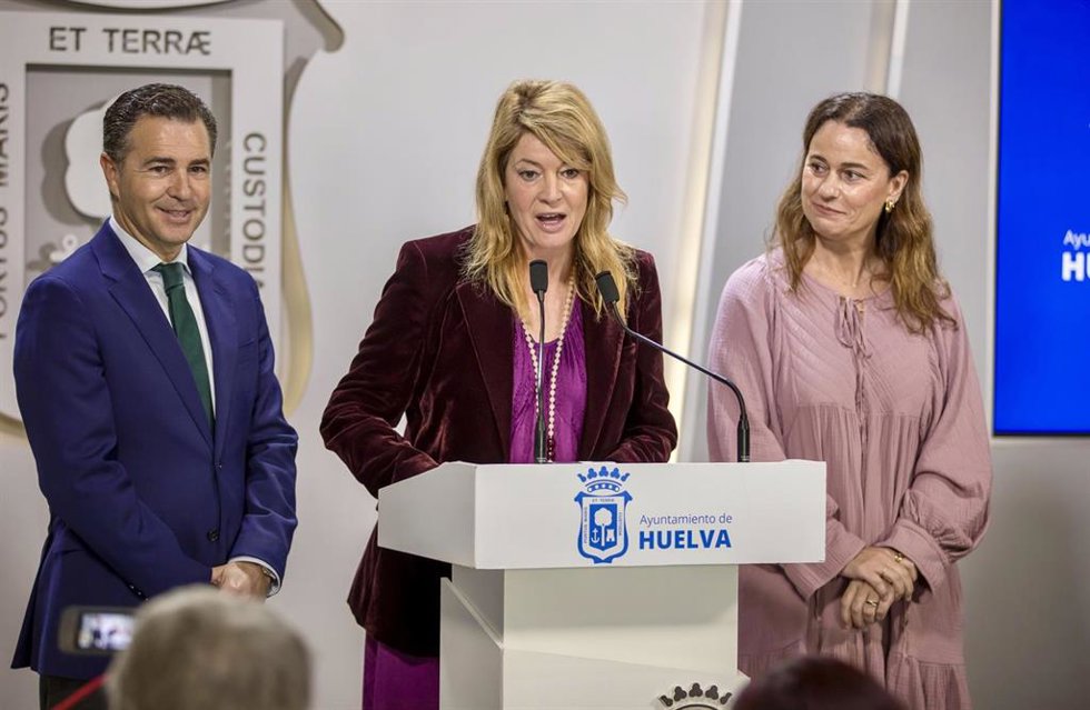 La alcalde de Huelva, Pilar Miranda (centro), junto a dos de sus concejales.