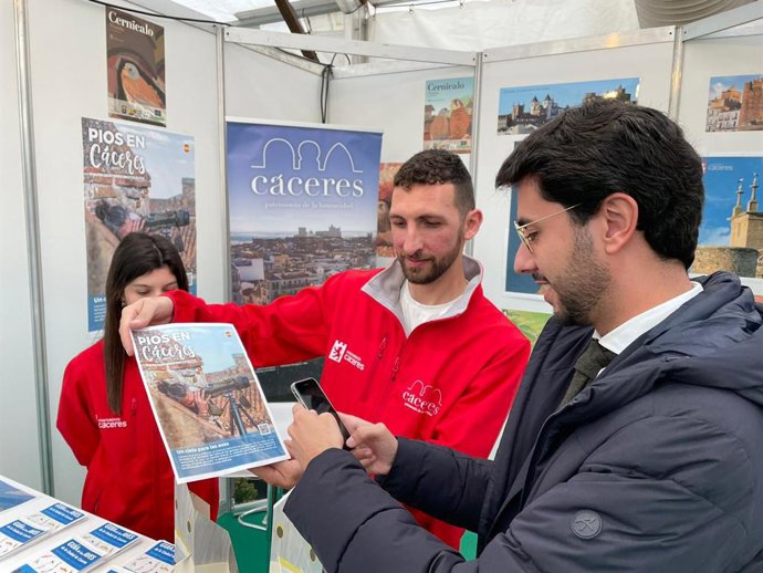 El concejal de Turismo de Cáceres, Ángel Orgaz, asiste a la inauguración de FIO