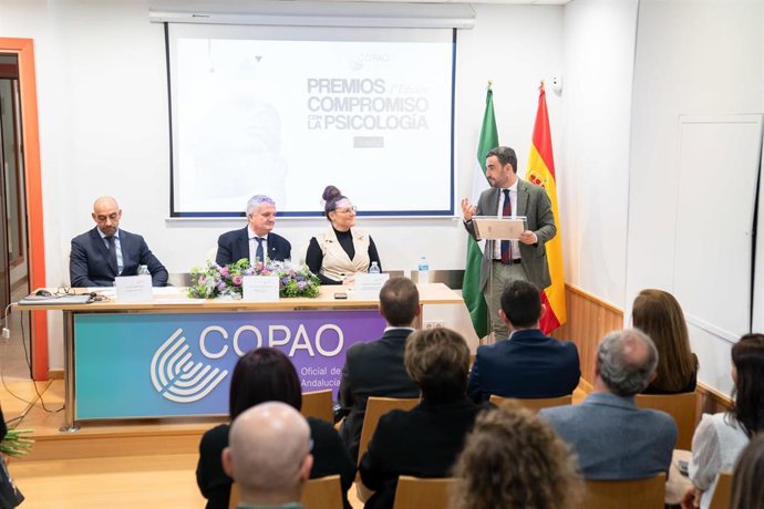 Colegio oficial de Psicología Oriental celebra patrón premiando el compromiso con la salud mental