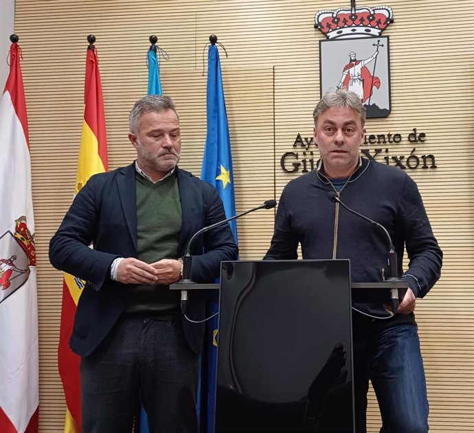 Los concejales del Grupo Municipal Socialista en Gijón José Ramón Tuero y Jacobo López, en rueda de prensa en el Consistorio gijonés.