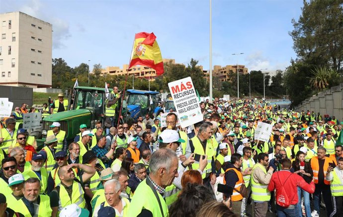 Agricultores circulan por la carretera en las protestas agrarias en Algeciras, a 22 de febrero de 2024, en Algeciras, Cádiz (Andalucía, España). 