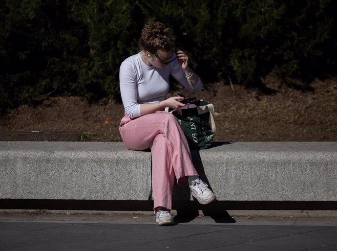 Mujer con el móvil en Madrid (España)
