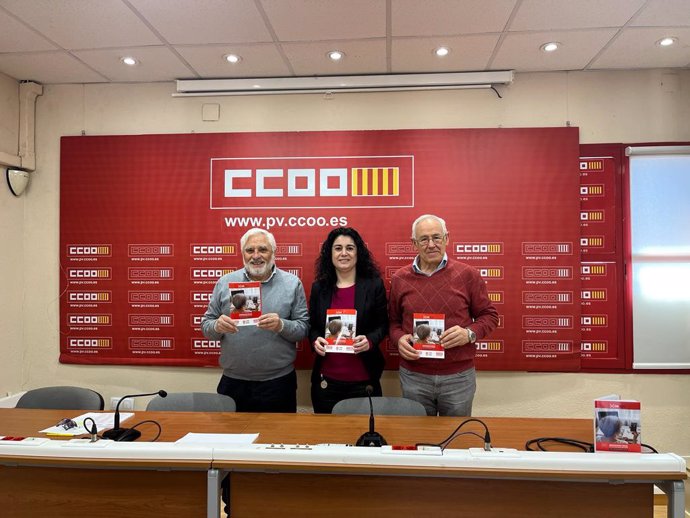 La secretaria general de CCOO PV, Ana García Alcolea, y los responsables de la Federación de Pensionistas de CCOO, Juan Sepúlveda, y de CCOO PV, Evaristo Soto, presentan el informe del Observatorio de Personas Mayores de CCOO