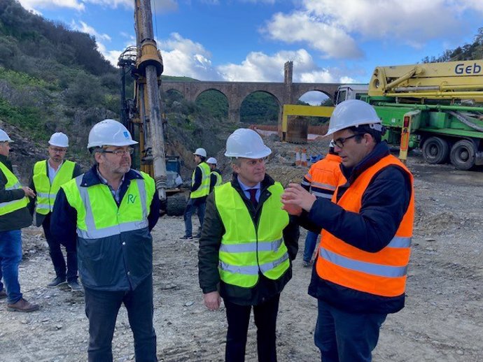 El consejero de Infraestructuras visita las obras del nuevo PUente de Alcántara