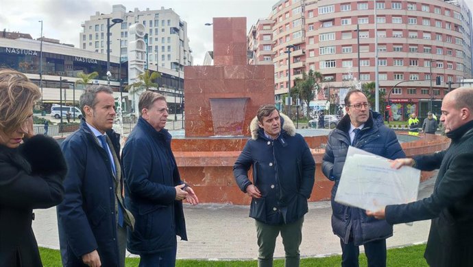 El alcalde de Oviedo, Alfredo Canteli, asiste con más miembros del Gobierno local a la apertura al paso de peatones de la glorieta de la Cruz Roja.