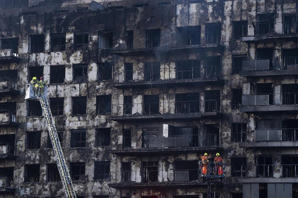 Los bomberos trabajan en el incendio de ayer, 22 de febrero, en el barrio de Campanar, a 23 de febrero de 2024, en Valencia