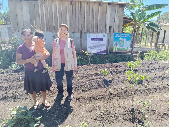 La directora de la Agencia Asturiana de Cooperación al Desarrollo, Beatriz Coto, visita la comunidad El Caoba, ubicada en el municipio de Poptún (Guatemala).