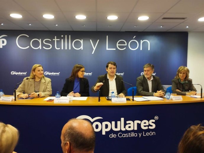El presidente de Castilla y León y del Partido Popular en la region, Alfonso Fernández Mañueco, en el medio, durante la reunión de la Junta Directiva del PP CyL.