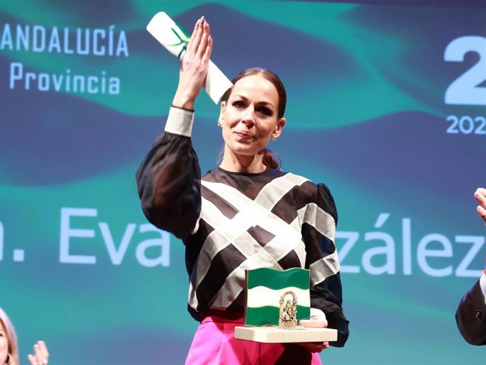 Eva González Recoge La Bandera De Andalucía