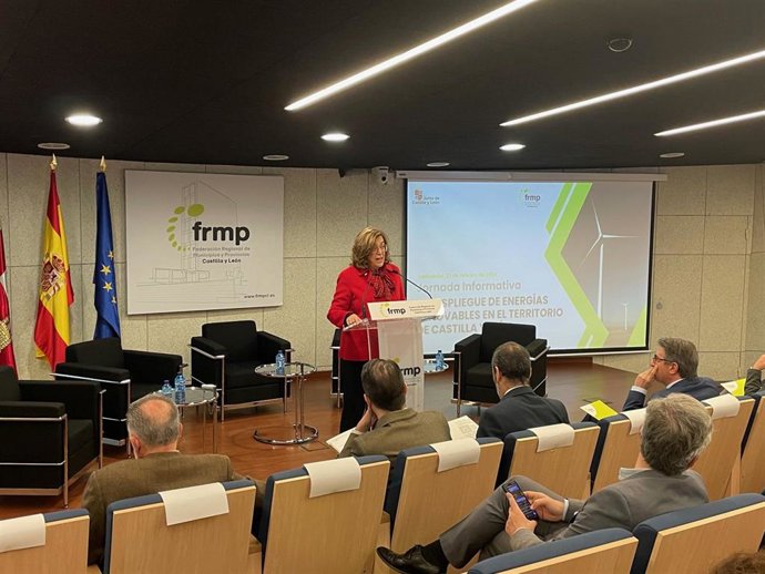 Presentes la presidenta de la FRMP, Ángeles Armisén, presenta una jornada sobre energías renovables en Valladolid