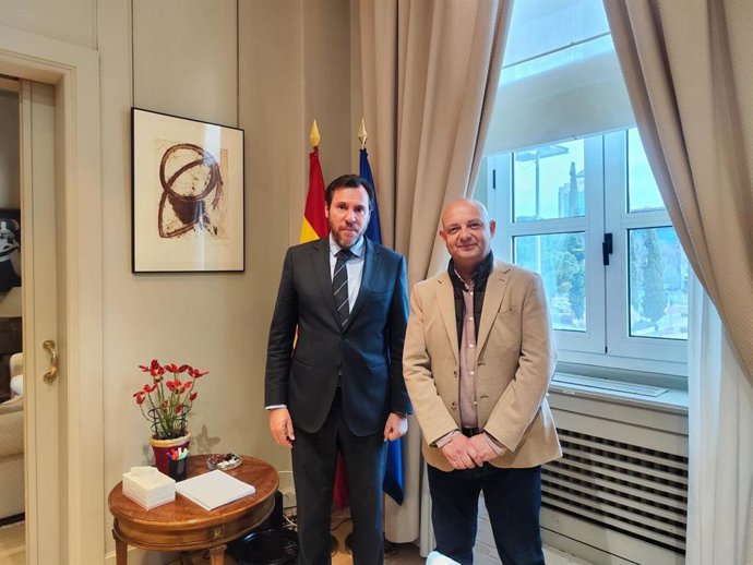 El alcalde de Dos Hermanas (Sevilla), Francisco Rodríguez (PSOE), y el ministro de Transportes y Movilidad Sostenible, Óscar Puente