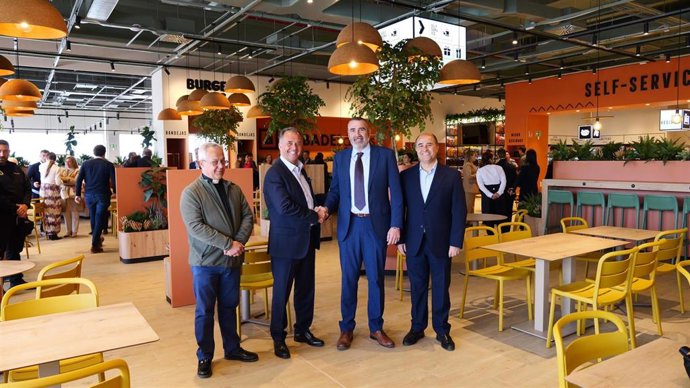 El padre Tomás, de la Parroquia de Alcalá de los Gazulez, Julián Martín, copropietario de Grupo Abades, Javier Pizarro, alcalde de Alcalá de los Gazulez, y Antonio Martín, copropietario de Grupo Abades.