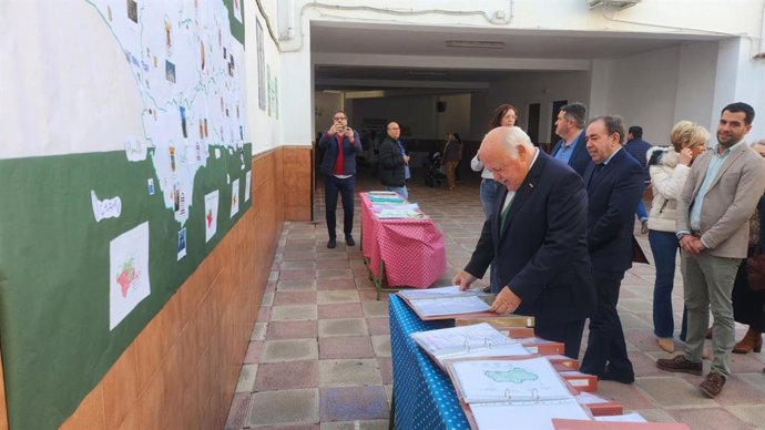 Aguirre conoce los trabajos expuestos en los estands del proyecto 'Andalucía es así', en el Colegio Divina Pastora de Villa del Río.