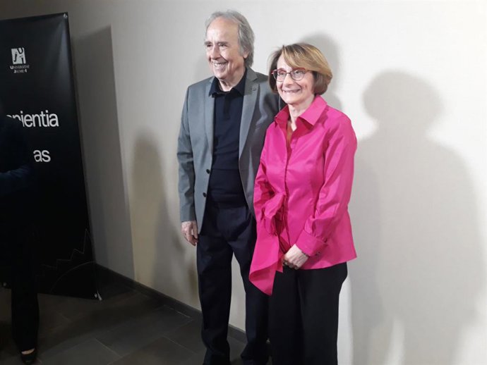 Joan Manuel Serrat junt amb la rectora de la UJI, Eva Alcón