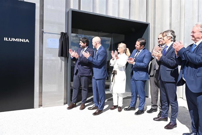El presidente del Gobierno regional, Fernando López Miras,  durante el acto de inauguración en Lorca de las nuevas instalaciones de Iluminia Solutions