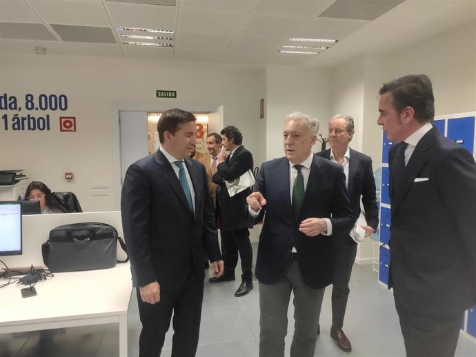 El consejero de Fomento, Vivienda, Movilidad y Logística del Gobierno de Aragón, Octavio López, visita las instalaciones de KMPG en Expo Zaragoza Empresarial junto al director de la compañía, Samuel Lamola.