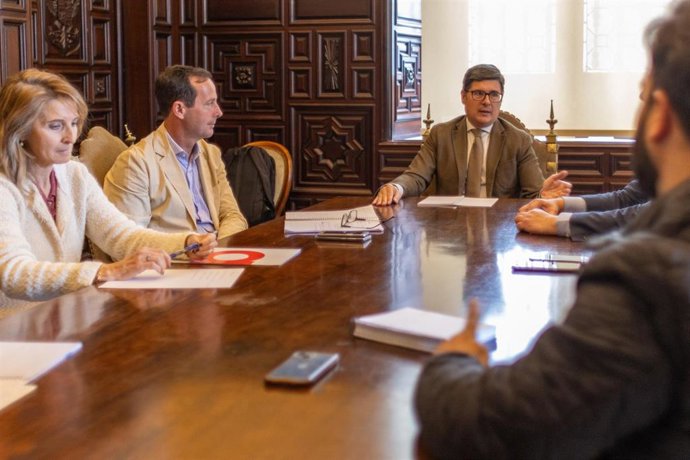 El Delegado de Cartuja, Parques Innovadores, Empleo, Economía y Comercio, Álvaro Pimentel, con los comerciantes de Sevilla.