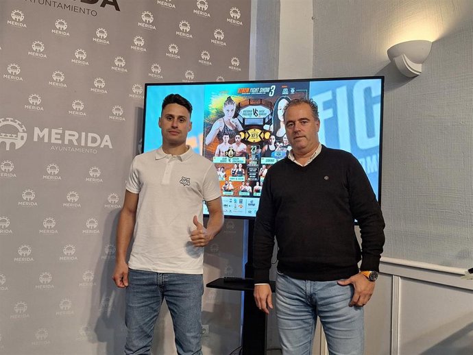 El promotor del campeonato Xtrem Fight Show, José Luis González Sanfélix, y el delegado de Deportes, Toni Marín, durante la presentación de dicho campeonato este viernes