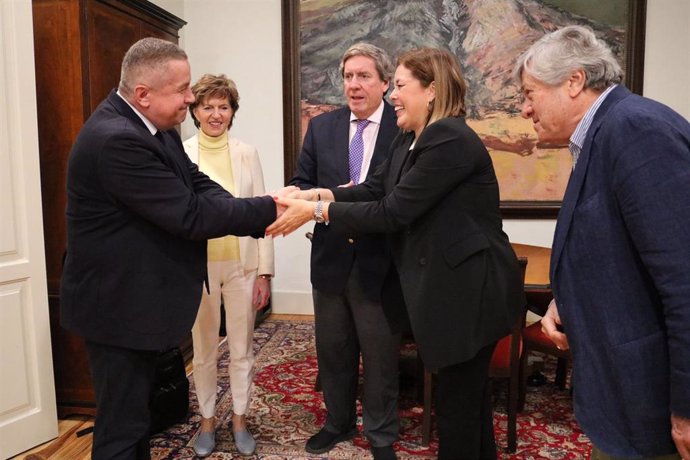La presidenta del Parlamento, Astrid Pérez, recibe a una delegación de eurodiputados del Grupo Popular