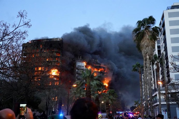 Las llamas devoran dos edificios en el barrio de Campanar, a 22 de febrero de 2024, en Valencia, Comunidad Valenciana (España). Un incendio de grandes dimensiones ha arrasado un edificio de 14 plantas en el barrio valenciano de Campanar. El fuego, origina