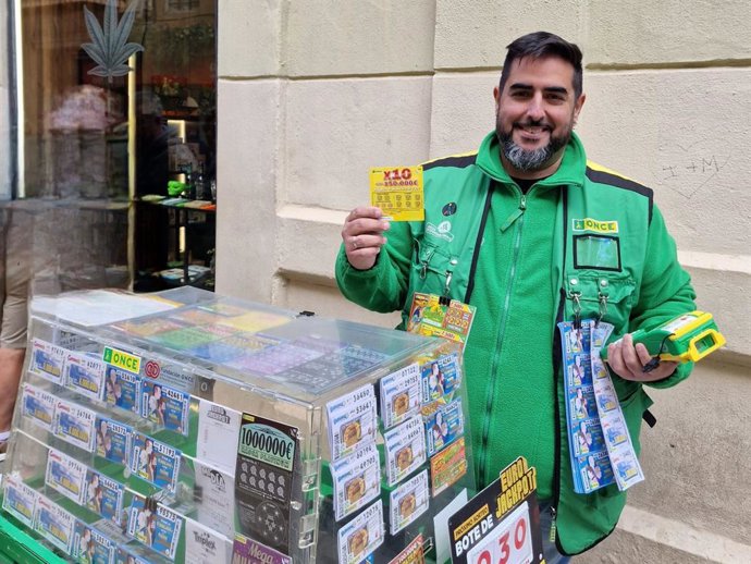 El vendedor de la ONCE José Fajardo, que ha repartido un premio