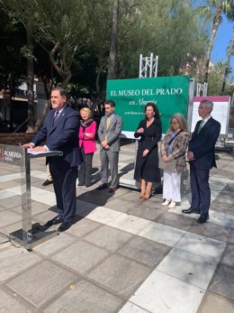 El delegado territorial Francisco Alonso inaugura la exposición itinerante en Almería