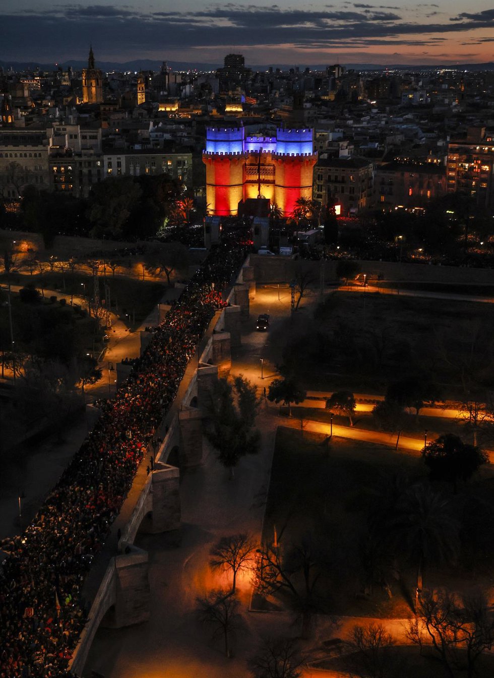 Archivo - La bandera valencina ilumina las Torres de Serranos durante la Crida 2023